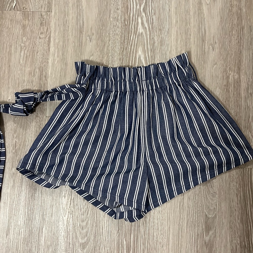 NWOT SHEIN STRIPED SHORTS WITH BELT